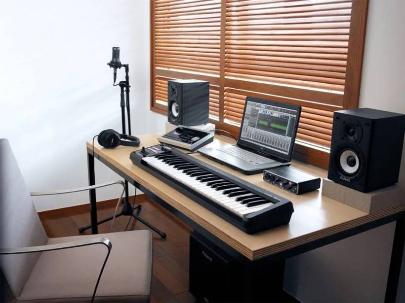 MIDI 键盘知多少：轻巧便携之选 Roland A-49，49 键才 2.5 KG